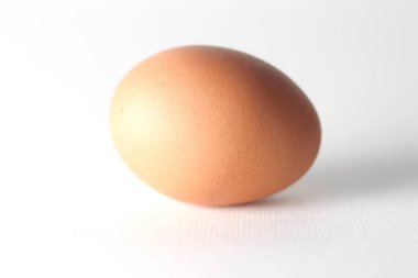 Beyaz arka planda izole edilmiş tavuk yumurtaları