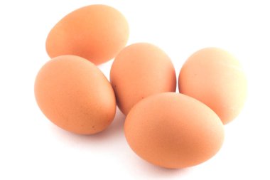 Beyaz arka planda izole edilmiş tavuk yumurtaları