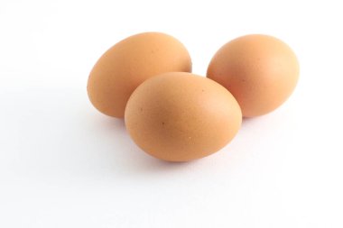 Beyaz arka planda izole edilmiş tavuk yumurtaları