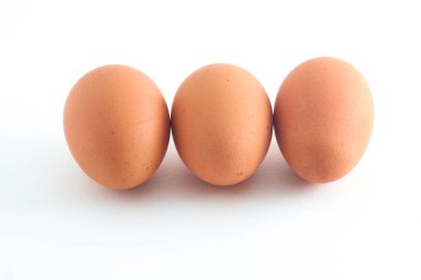 Beyaz arka planda izole edilmiş tavuk yumurtaları