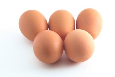 Beyaz arka planda izole edilmiş tavuk yumurtaları