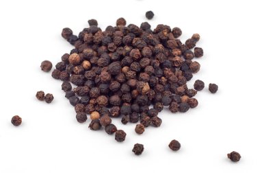 Beyaz arkaplanda siyah biber