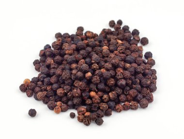 Beyaz arkaplanda siyah biber