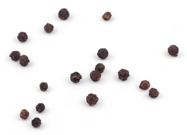 Beyaz arkaplanda siyah biber