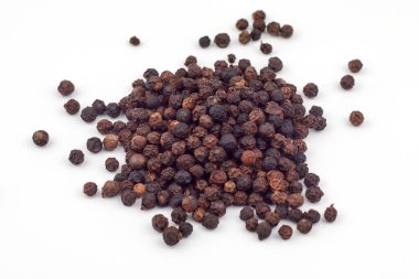 Beyaz arkaplanda siyah biber