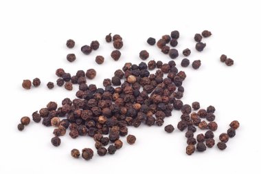 Beyaz arkaplanda siyah biber