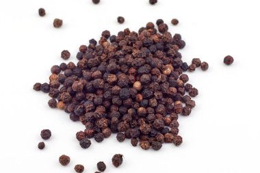 Beyaz arkaplanda siyah biber