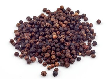 Beyaz arkaplanda siyah biber