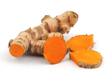 zerdeçal ve beyaz arka plan üzerinde zerdeçal tozu