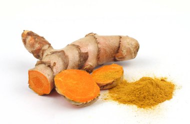 zerdeçal ve beyaz arka plan üzerinde zerdeçal tozu