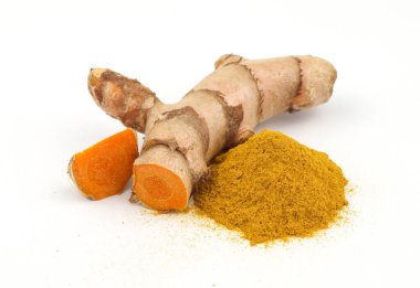 zerdeçal ve beyaz arka plan üzerinde zerdeçal tozu