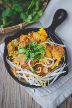 eski ahşap arka plan ile kızarmış midye tava keki