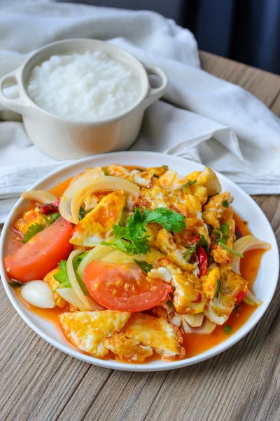 Pikantna sałatka z jajkiem sadzonym, tajski Spicy żywność, dania kuchni tajskiej, Heal — Zdjęcie stockowe