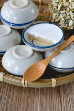 Tay tatlı Hindistan cevizi sütü ahşap sepeti, buğulama Pandan tarihinde yapılmış