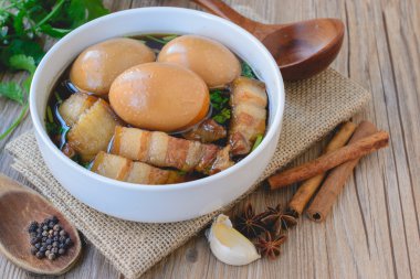 Yumurta ve domuz chi ile kahverengi sos, Tayland Mutfağı, haşlanmış yumurta