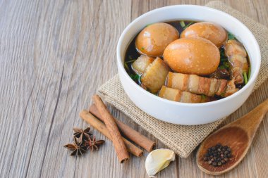 Yumurta ve domuz chi ile kahverengi sos, Tayland Mutfağı, haşlanmış yumurta