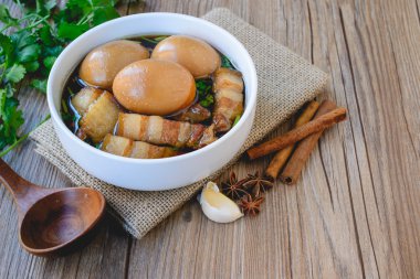 Yumurta ve domuz chi ile kahverengi sos, Tayland Mutfağı, haşlanmış yumurta