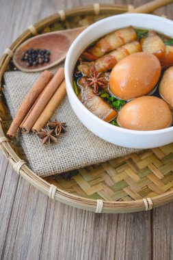 Yumurta ve domuz chi ile kahverengi sos, Tayland Mutfağı, haşlanmış yumurta