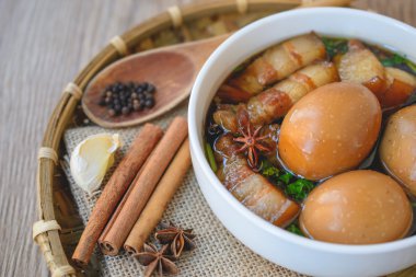 Yumurta ve domuz chi ile kahverengi sos, Tayland Mutfağı, haşlanmış yumurta