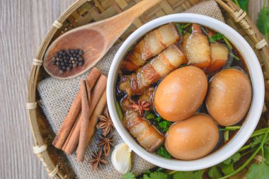 Yumurta ve domuz chi ile kahverengi sos, Tayland Mutfağı, haşlanmış yumurta