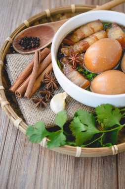 Yumurta ve domuz chi ile kahverengi sos, Tayland Mutfağı, haşlanmış yumurta