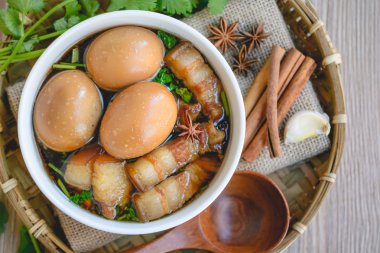 Yumurta ve domuz chi ile kahverengi sos, Tayland Mutfağı, haşlanmış yumurta