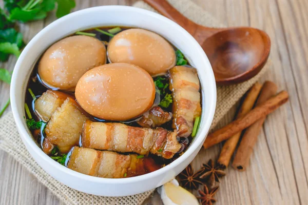 Yumurta ve domuz chi ile kahverengi sos, Tayland Mutfağı, haşlanmış yumurta