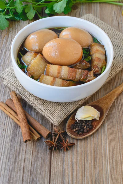 Yumurta ve domuz chi ile kahverengi sos, Tayland Mutfağı, haşlanmış yumurta