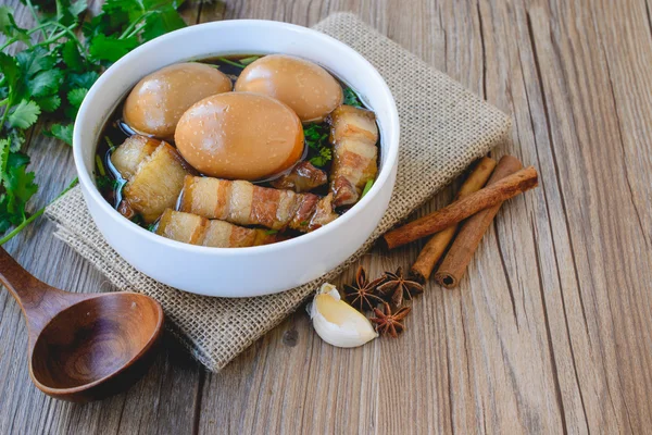 Yumurta ve domuz chi ile kahverengi sos, Tayland Mutfağı, haşlanmış yumurta