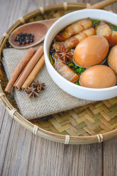 Yumurta ve domuz chi ile kahverengi sos, Tayland Mutfağı, haşlanmış yumurta