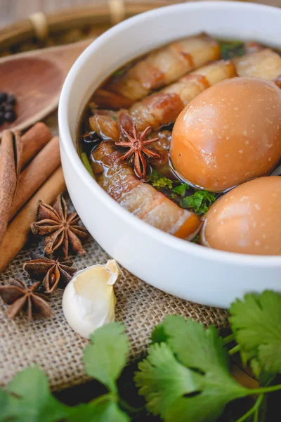 Yumurta ve domuz chi ile kahverengi sos, Tayland Mutfağı, haşlanmış yumurta