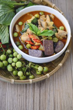 Tay tavuk yeşil köri ile eski ahşap arka plan