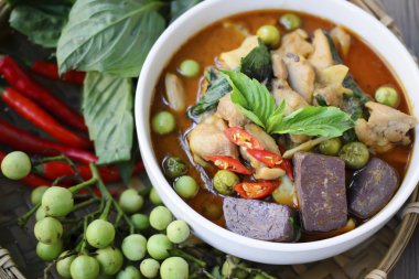 Tay tavuk yeşil köri ile eski ahşap arka plan