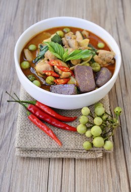 Tay tavuk yeşil köri ile eski ahşap arka plan