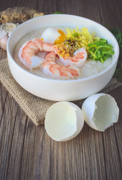 pirinç lapası karides ve yumurta, vintage sesi ile