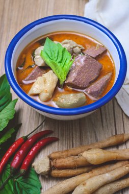 Tay tavuk yeşil köri ahşap arka plan ve Vintage sesi, inci