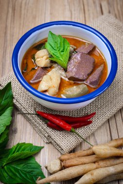 Tay tavuk yeşil köri ahşap arka plan ve Vintage sesi, inci