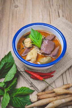 Tay tavuk yeşil köri ahşap arka plan ve Vintage sesi, inci