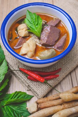 Tay tavuk yeşil köri ahşap arka plan ve Vintage sesi, inci