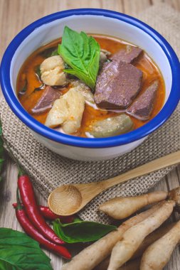 Tay tavuk yeşil köri ahşap arka plan ve Vintage sesi, inci