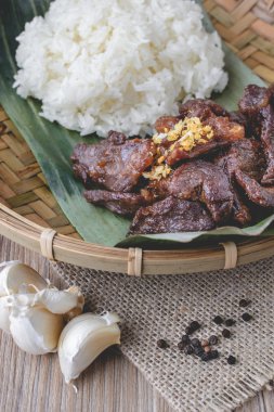 Derin yağda kızartılmış Marine biftek Tay tarzı ahşap sepeti Tarih ve ahşap bAç