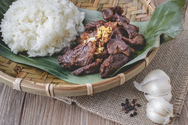 Carne marinada frita estilo tailandés sobre hoja de plátano con ba de madera — Foto de Stock