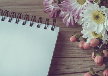 Çiçekler ve ahşap vintage sesi kitap