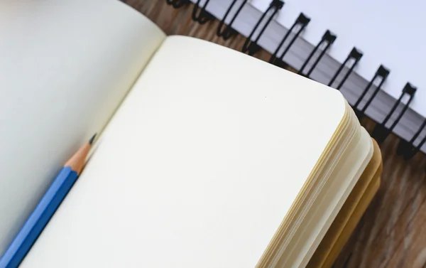 Blauwe potlood het boek met blanke pagina aanmelden houten met vintage Toon — Stockfoto