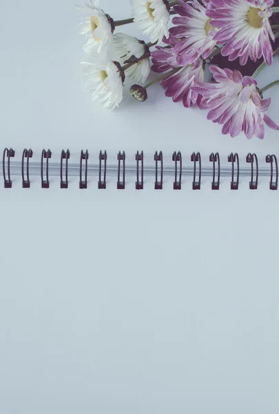 ノートブック ビンテージ トーンの花 — ストック写真