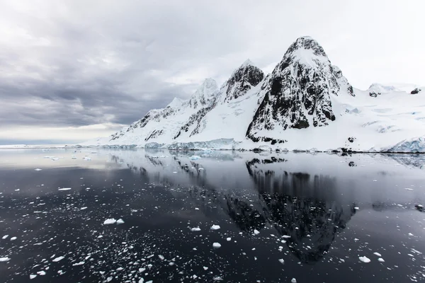 Roche, glace et neige Photos De Stock Libres De Droits