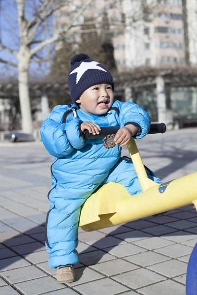 かわいい中国語赤ちゃんシーソー屋外を弾いている少年 — ストック写真