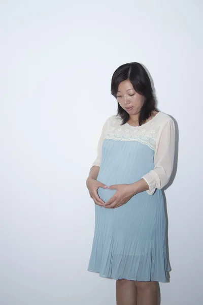 Feliz chino joven embarazada —  Fotos de Stock