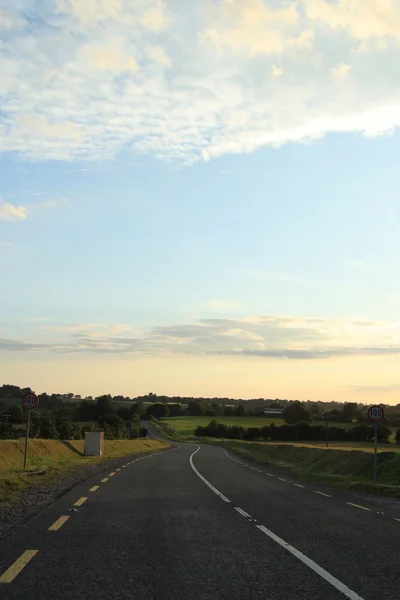 Schöne ländliche straße in irland — Stockfoto