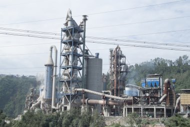 Çimento fabrikası bir ırmak, Sichuan Eyaleti, Çin